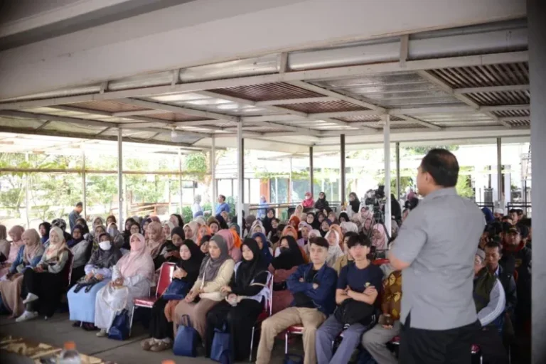 Sosialisasi Program Makan Bergizi Gratis di Bandung Tekanan Asupan Gizi Sejak Dini