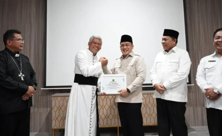 Wamenag Salurkan Bantuan Rp2 Miliar bagi Gereja Katolik Terdampak Banjir di Sumut