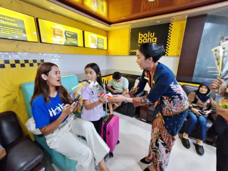 Peringati Hari Ibu, KAI Daop 3 Cirebon Hadirkan Kejutan Spesial bagi Pelanggan