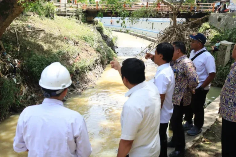 Tuntaskan Banjir Rutin, Wali Kota Cirebon dan Kepala BBWS Cimancis Cek Sungai Cikenis
