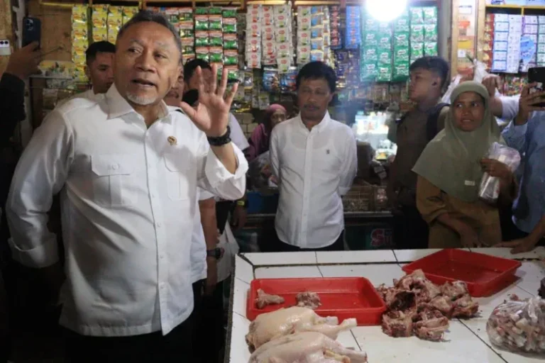 Pantau Pasar dan Gudang Pangan, Menko Pangan Pastikan Ketersediaan Bahan Pokok di Cirebon Aman Sambut Tahun Baru