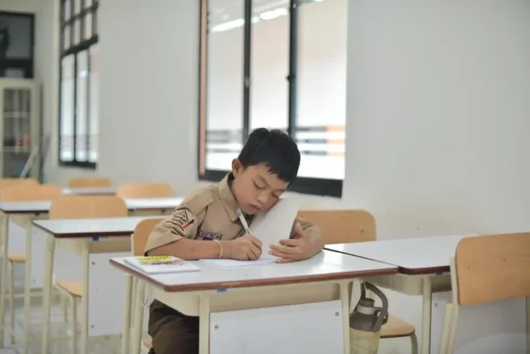Sempat Viral, Anak Penjual Ikan Kini Menata Asa Lewat Sekolah Rakyat