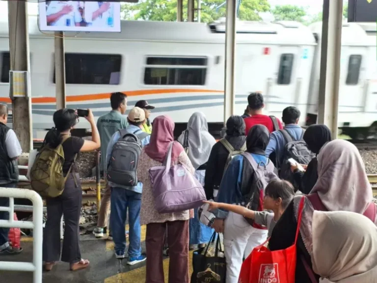 Cirebon Jadi Simpul Penting Pergerakan Wisata dan Ekonomi , KAI Daop 3 Cirebon Layani 276.816 Pelanggan Selama Angkutan Nataru 2025/2026