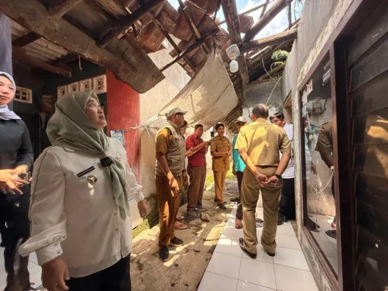 Rumah Warga Rusak di Pegambiran, Wakil Wali Kota Cirebon Turun Langsung Pastikan Bantuan Cepat Diproses