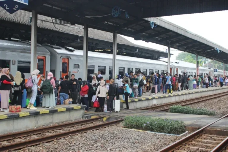 KAI Daop 3 Cirebon Catat Pertumbuhan Positif, Layani 4 Juta Penumpang di 2025, Dampak positif terhadap Pariwisata dan Ekonomi Daerah