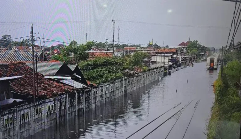 KAI Daop 3 Cirebon Sampaikan Permohonan Maaf Atas Keterlambatan Imbas Luapan Air Di Wilayah Daop 4 Semarang