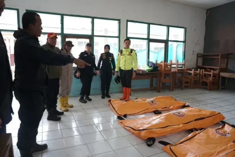 Tim DVI Polda Jabar Turun ke Lokasi Longsor Pasirlangu Cisarua Bandung Barat
