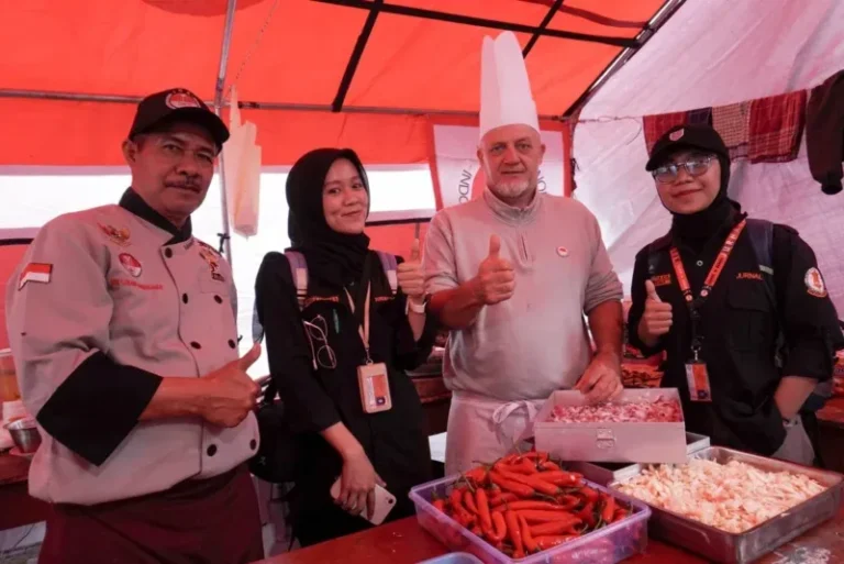 Chef Asal Prancis Hadirkan Masakan Rumahan di Dapur Darurat Longsor KBB