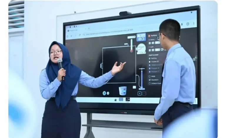 Papan Interaktif Digital Ubah Cara Siswa Memahami Sains di Ruang Kelas