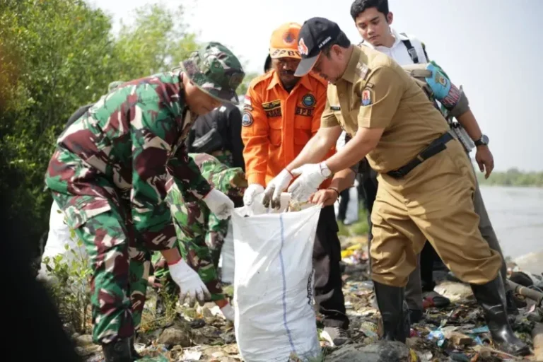 Bupati Imron Ajak Warga Jaga Pantai Gebang Lewat Aksi Bersih-bersih