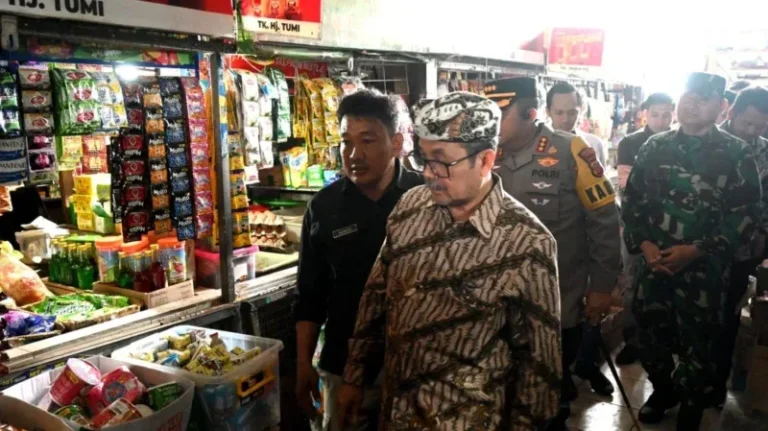 Bupati Imron Pantau Harga, Siapkan Operasi Pasar