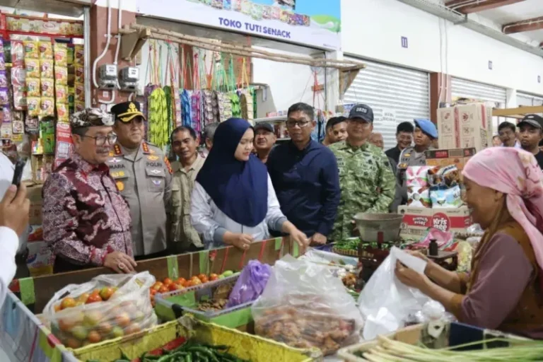 Pantau Pasar Gebang dan Losari, Bupati Imron Sebut Lonjakan Harga Masih Terkendali