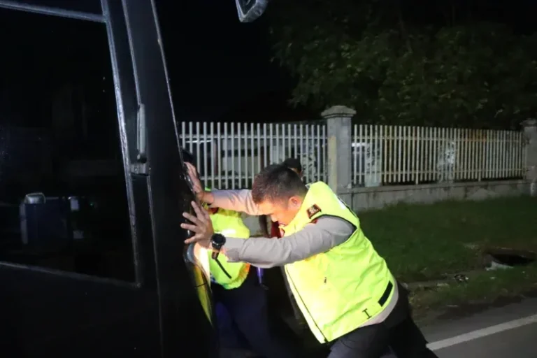 Bus Mogok di Tengah Arus Malam, Kapolres Cirebon Kota Langsung Turun Tangan Saat Patroli KRYD